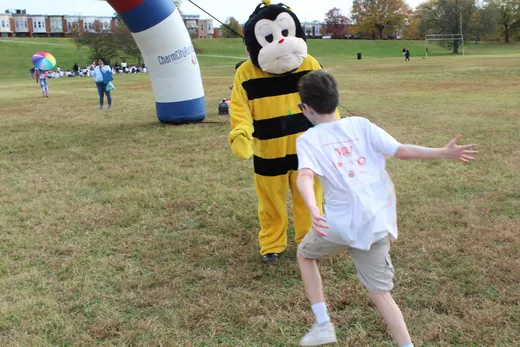 The hornet cheering runners in